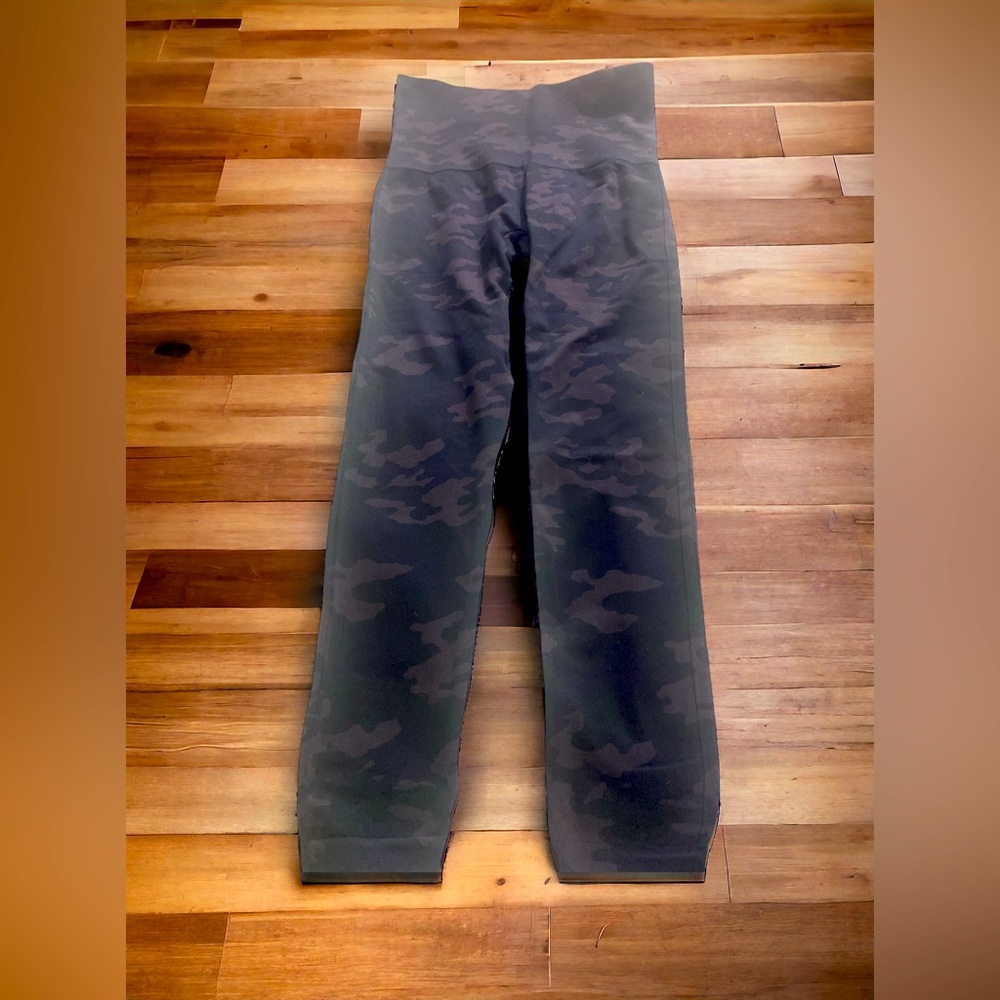 Spanx Cropped Lamn Legging Blk Camouflage NWT Sz. M (6-8) Luxury.
